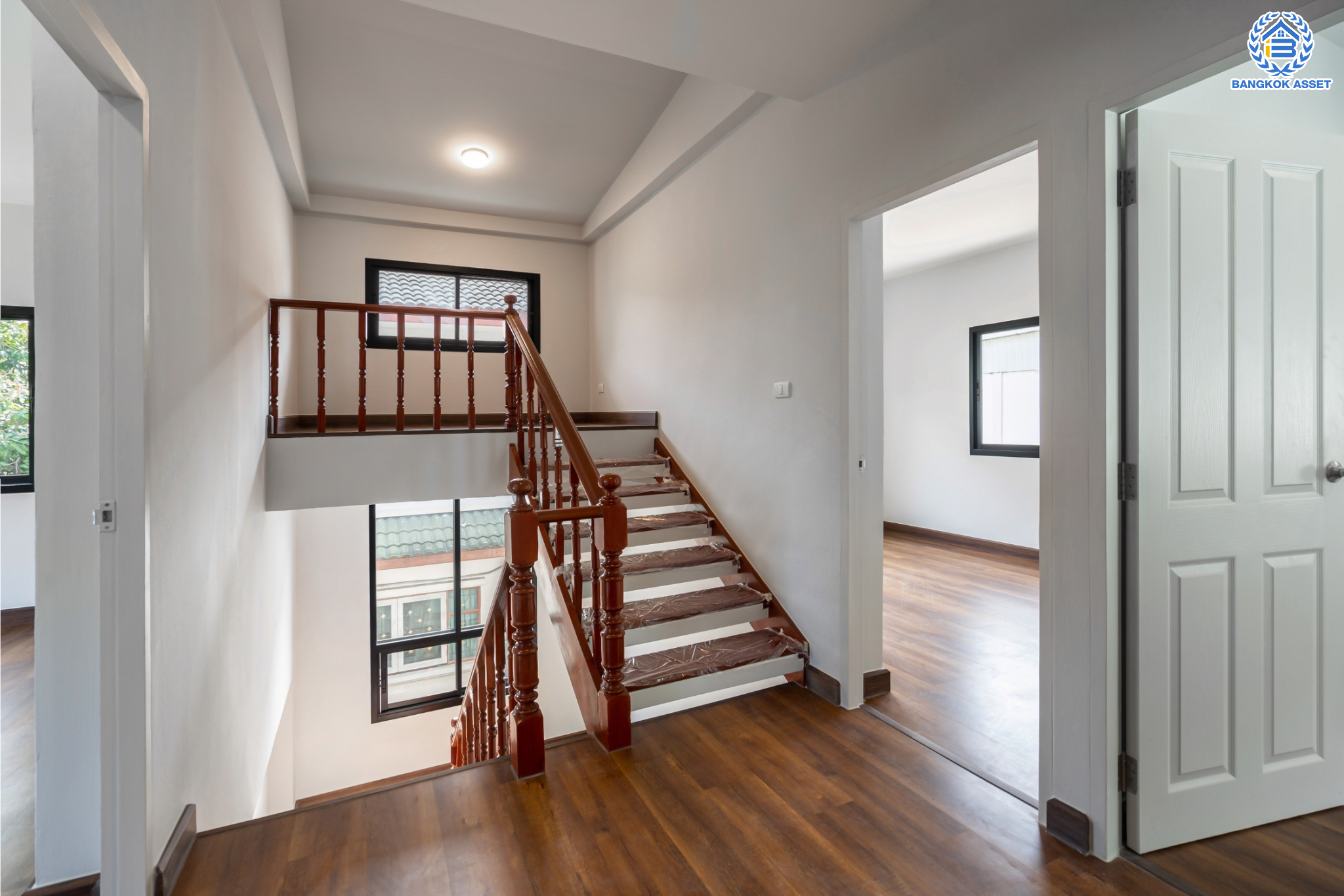 บ้านมือสองตกแต่งใหม่ ม.บุณฑริก วัชรพล-สุขาภิบาล5  เนื้อที่ 81.2 ตร.ว. ฟังก์ชัน 3 ห้องนอน 2 ห้องน้ำ จอดรถได้ 3 คัน บนทำเลเชื่อมต่อหลายเส้นทาง ถ.รามอินทรา ถ.สายไหม และ ถ.พหลโยธิน ใกล้สนามบินดอนเมือง ทางด่วน "รามอินทรา" และรถไฟฟ้าสายสีเขียว "สถานีคูคต"